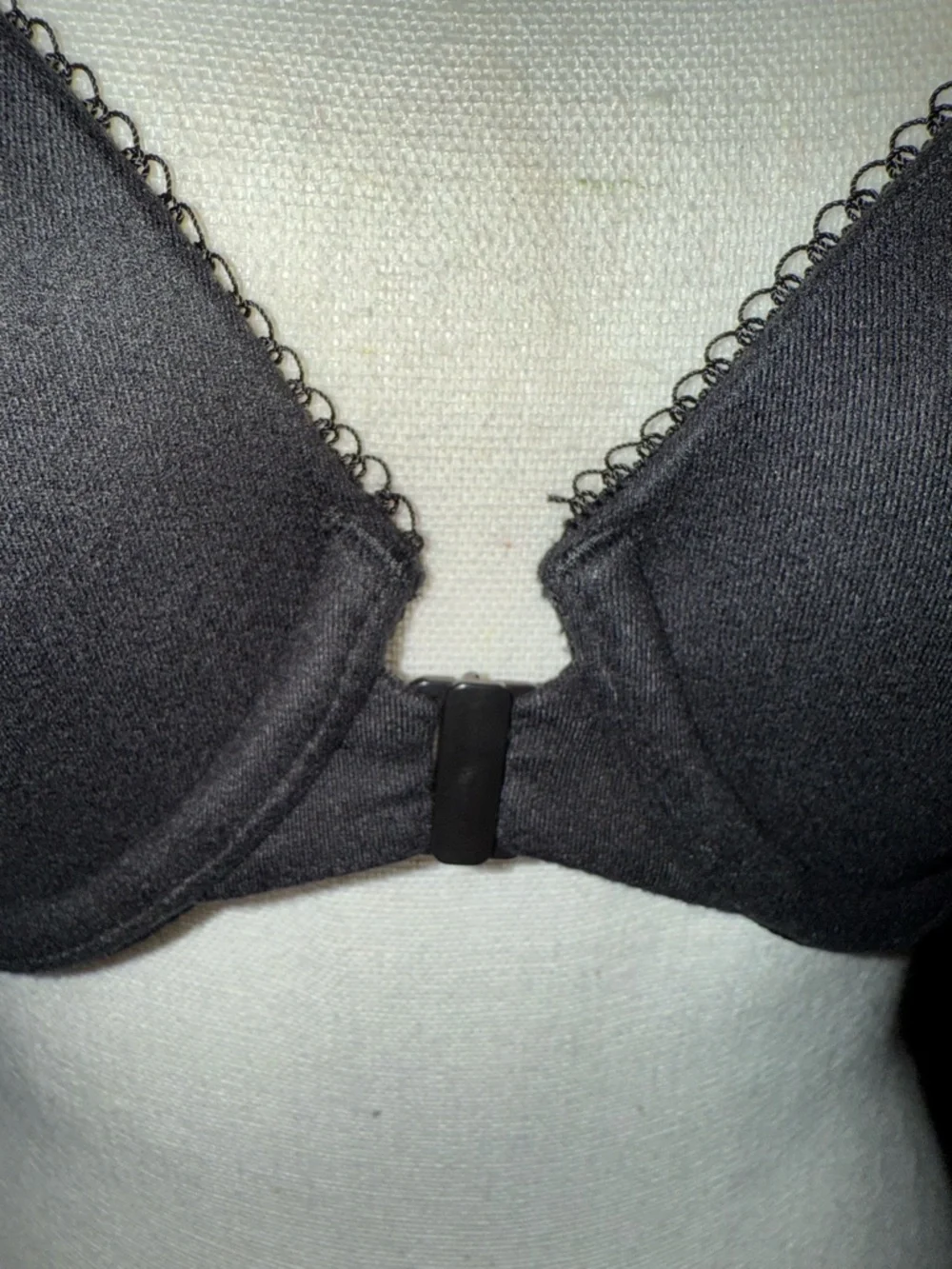 Victoria's Secret Black Lined Demi bra, pretty lace triangle back, front closure - Picture 4 of 5